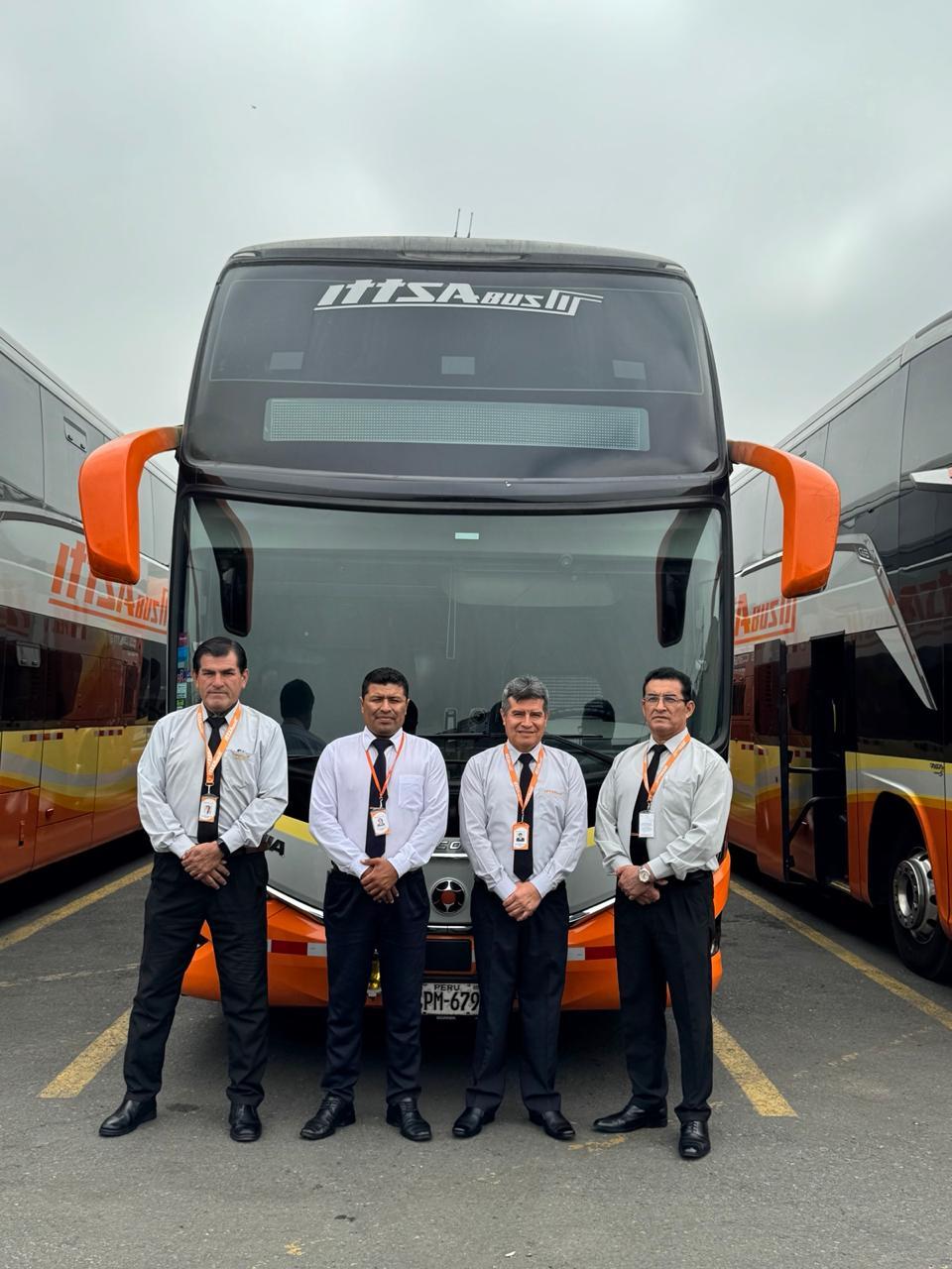 Conductores ITTSABUS en frente de una unidad de transporte